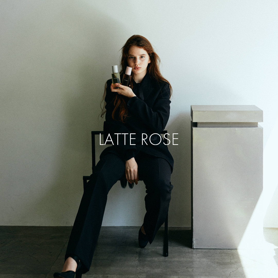 玫戀拿鐵 LATTE ROSE|前味 芬多精・玫瑰花瓣・西西里檸檬 → 中味 千葉玫瑰・薰衣草・梔子花・鈴蘭 → 後味 岩玫瑰・沉香木・麝香